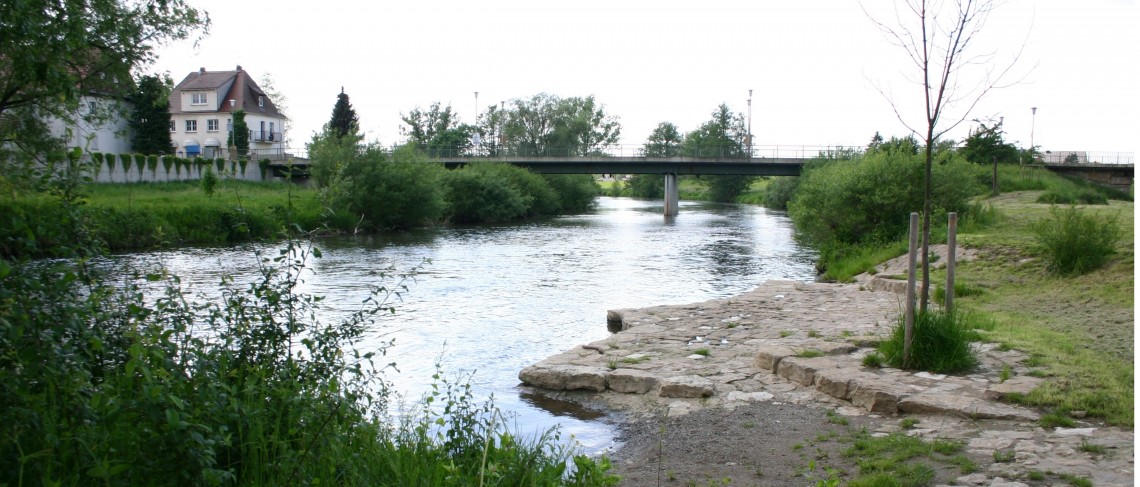 Fluß mit Kanuanlegestelle