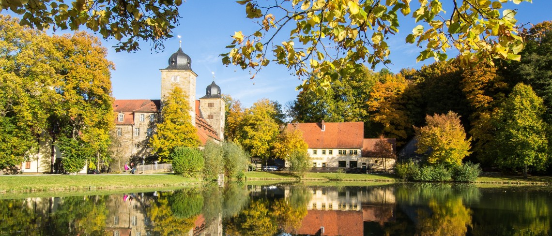 Blick über den Schlossweiher auf Schloss Thurnau